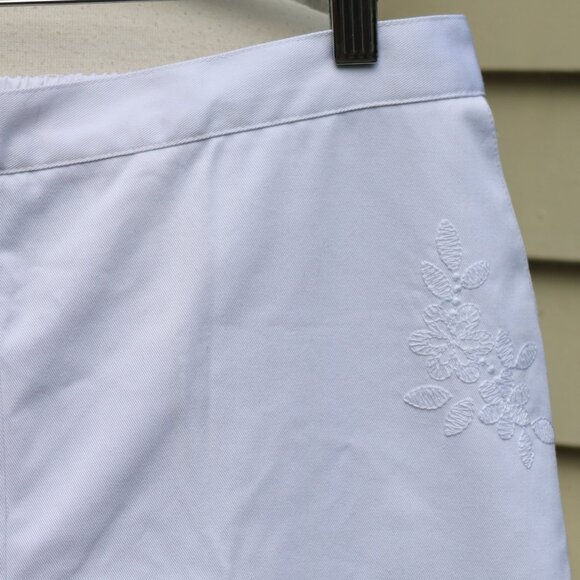 Alfred Dunner Petite White Floral Embroidered Pull On Capri Pants Sz 12P - Picture 3 of 5